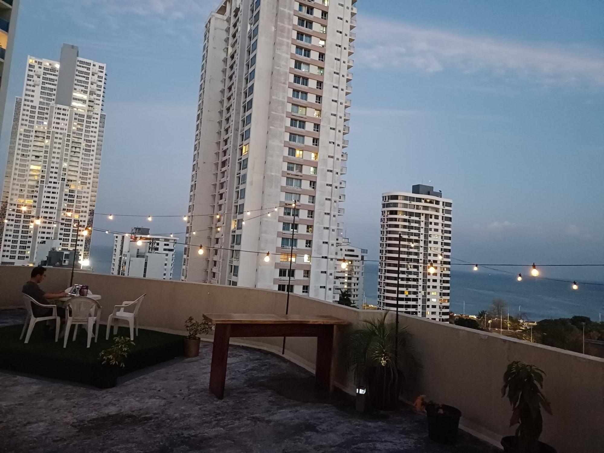 At The Sky And Roof Homestay Panama City